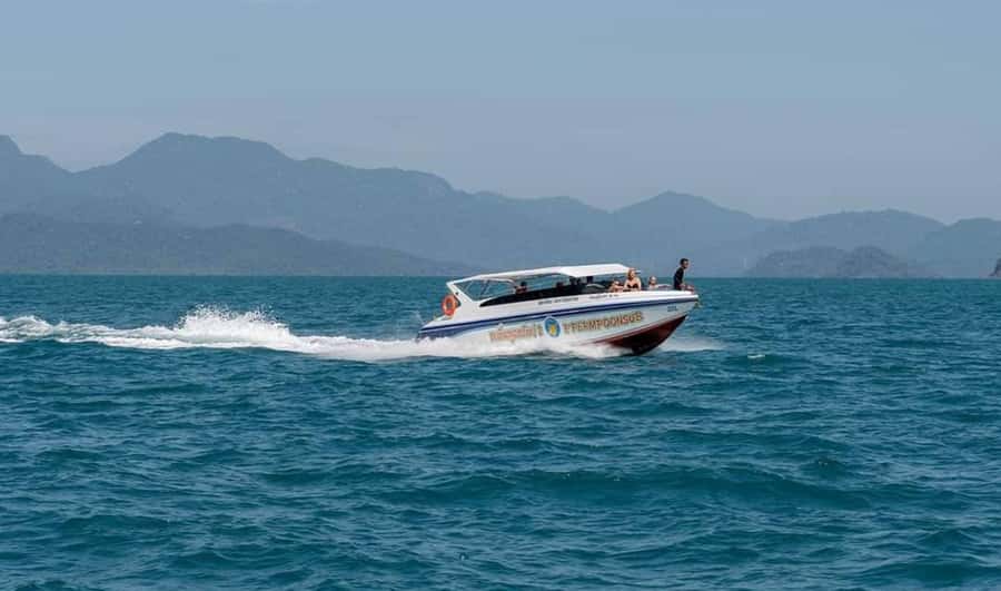Doha: Speed Boat Adventure – 1 Hour Thrill Ride - The best part: speed with a skyline backdrop