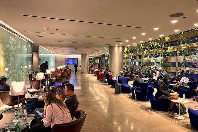 Qatar: Doha Hamad International Airport (DOH) Al Maha Lounge - Buffet food, drinks, and the limits of the menu
