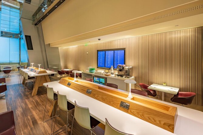 Qatar: Doha Hamad International Airport (DOH) Al Maha Lounge - The QR code is your real ticket